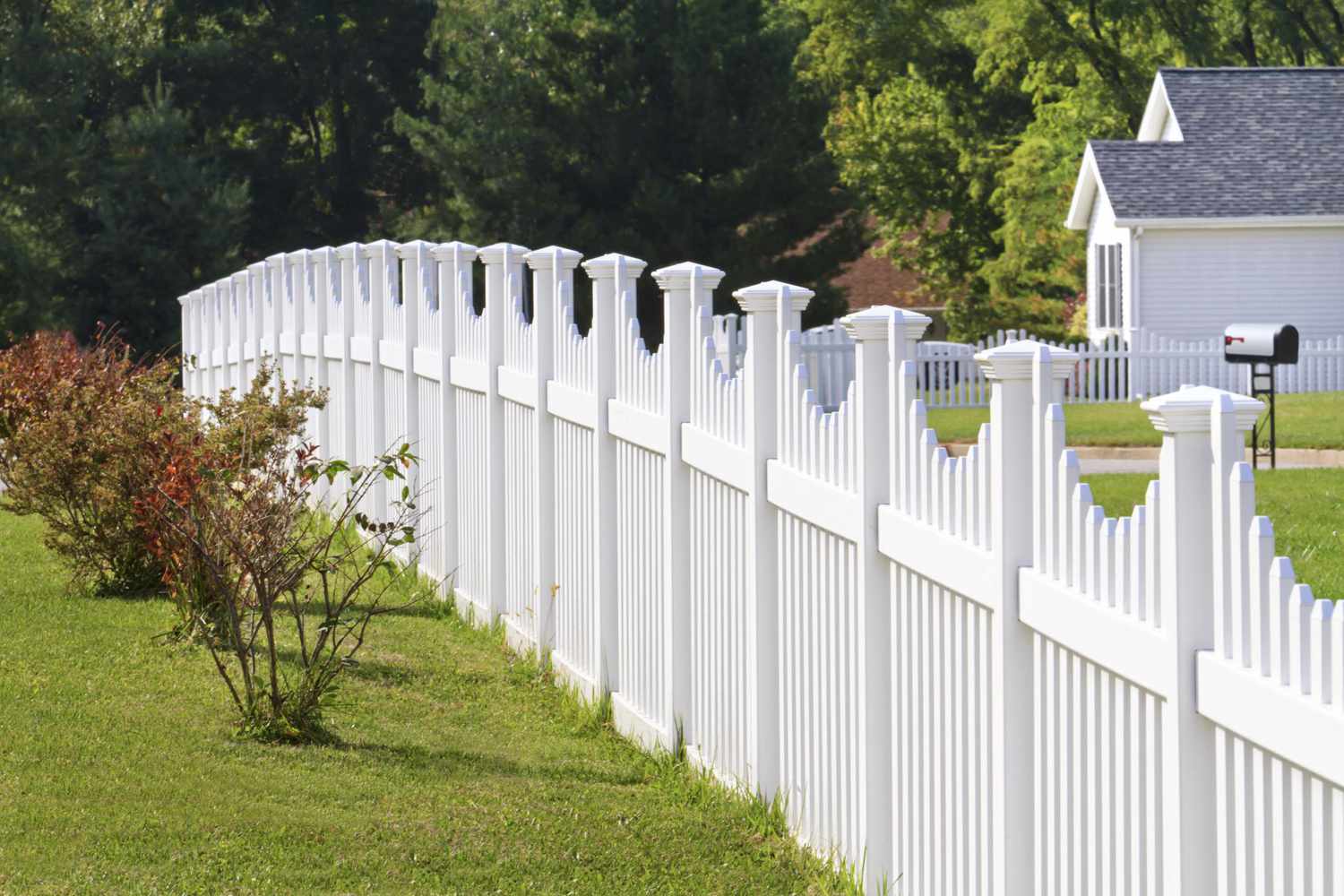 Vinyl picket fence installation in Mount Prospect IL