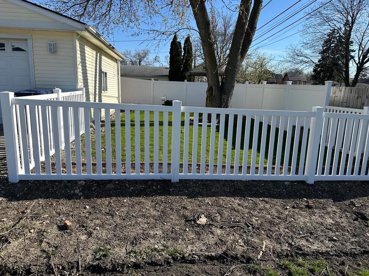 Closed top vinyl picket fence front yard decorative pet containment